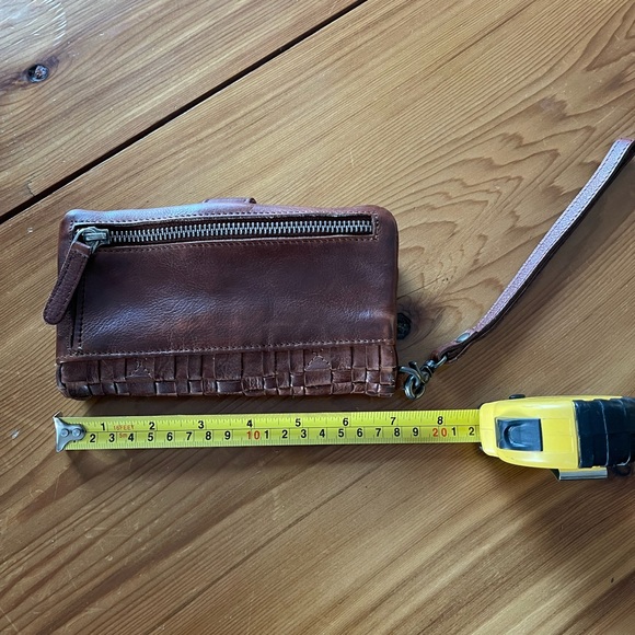 Real leather wallet. In great condition. Lots of pockets - Picture 1 of 3